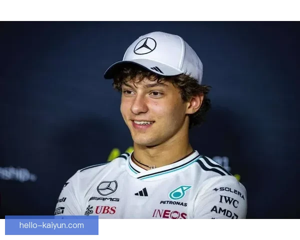 F1赛季最新动态：红牛车队再度展现强劲实力 汉密尔顿迎挑战