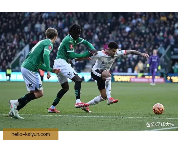 利兹联最新动态：球队转会与赛季表现全面解析